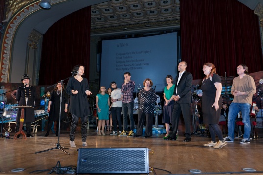 Strategii puternice de marketing + comunicare eficientă = vânzări Strategii puternice de marketing + comunicare eficientă = vânzări