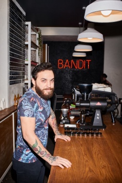 La pas prin cartier: La Bandit Specialty Coffee cafeaua de origine își atinge potențialul maxim La pas prin cartier: La Bandit Specialty Coffee cafeaua de origine își atinge potențialul maxim
