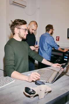 La pas prin cartier: Printoteca dă viață pe textile ideilor creative La pas prin cartier: Printoteca dă viață pe textile ideilor creative