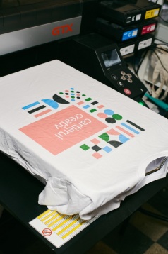 La pas prin cartier: Printoteca dă viață pe textile ideilor creative La pas prin cartier: Printoteca dă viață pe textile ideilor creative