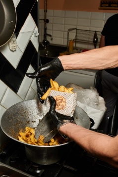 La pas prin cartier: Van-ul cu burgeri transformat în bistro La pas prin cartier: Van-ul cu burgeri transformat în bistro