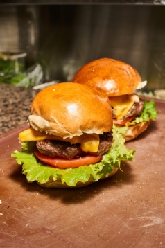 La pas prin cartier: Van-ul cu burgeri transformat în bistro La pas prin cartier: Van-ul cu burgeri transformat în bistro