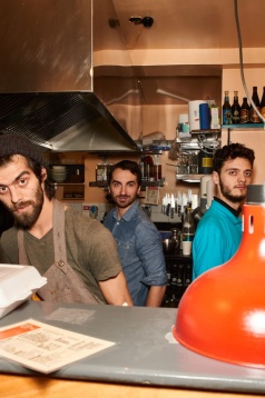 La pas prin cartier: Van-ul cu burgeri transformat în bistro La pas prin cartier: Van-ul cu burgeri transformat în bistro