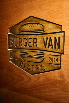 La pas prin cartier: Van-ul cu burgeri transformat în bistro La pas prin cartier: Van-ul cu burgeri transformat în bistro