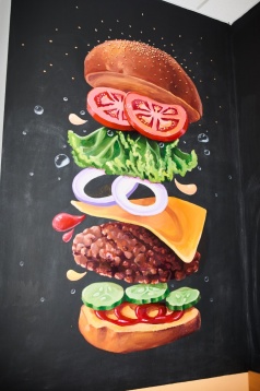 La pas prin cartier: Van-ul cu burgeri transformat în bistro La pas prin cartier: Van-ul cu burgeri transformat în bistro