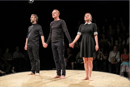 Pe 1 mai #StămAcasă. unteatru difuzează gratuit spectacolul ,,Hamlet’’ și concertul ,,9 piese remixate’’, de Alex Ștefănescu