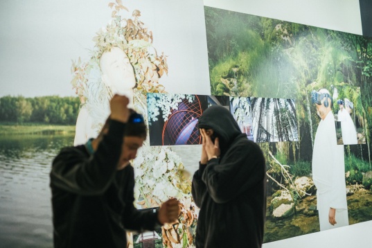 Alexandru Mironov în conversație cu artistul fotograf Mihai Barabancea la 2/3 Galeria
