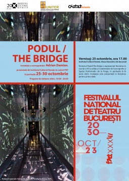 Instalația „Podul/The Bridgeˮ, a scenografului Adrian Damian, expusă la sediul ICR